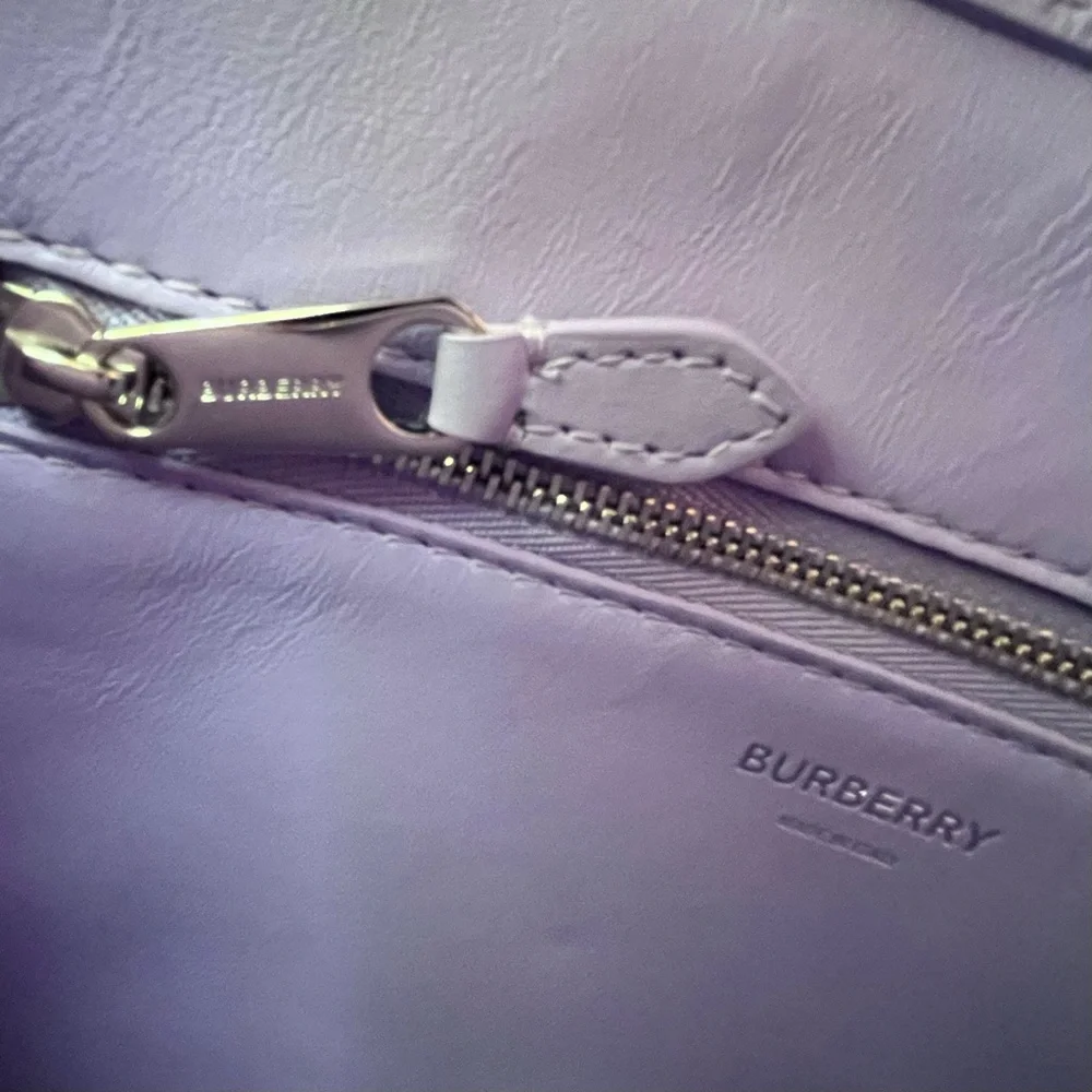 🔴SOLD🔴 BURBERRY Mini Leather Pocket Bag- Soft Violet - Picture 15 of 16